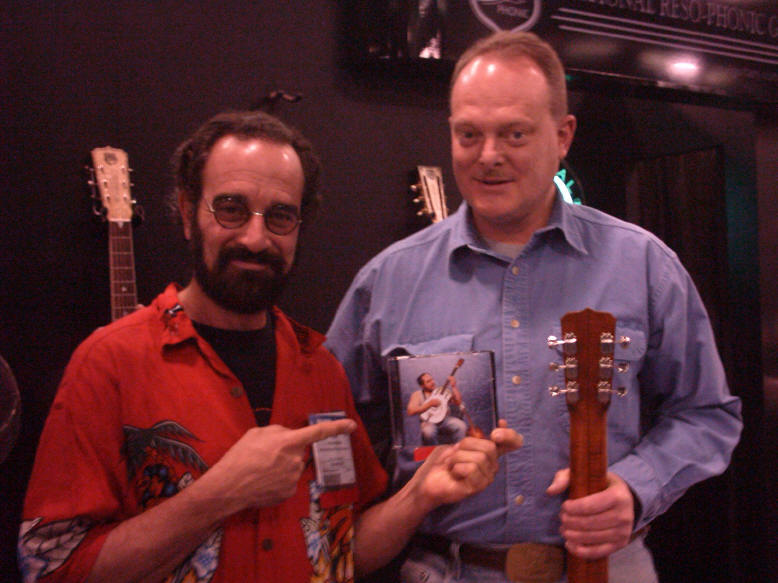 Bob Brozman e Don Young stand National anteprima CD L'uomo che uccise fedra fedora - Namm 2005